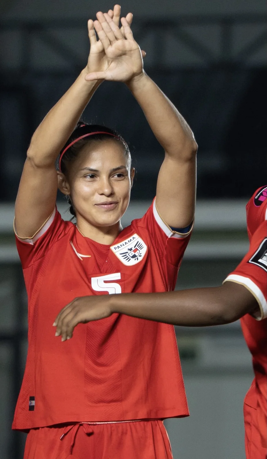 Jugadora de Panamá con el número 5 aplaudiendo con las manos en alto