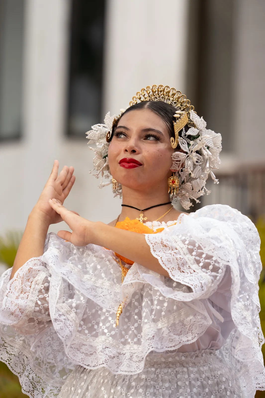 Joven con pollera blanca de encaje y tembleques dorados, retrato típico panameño
